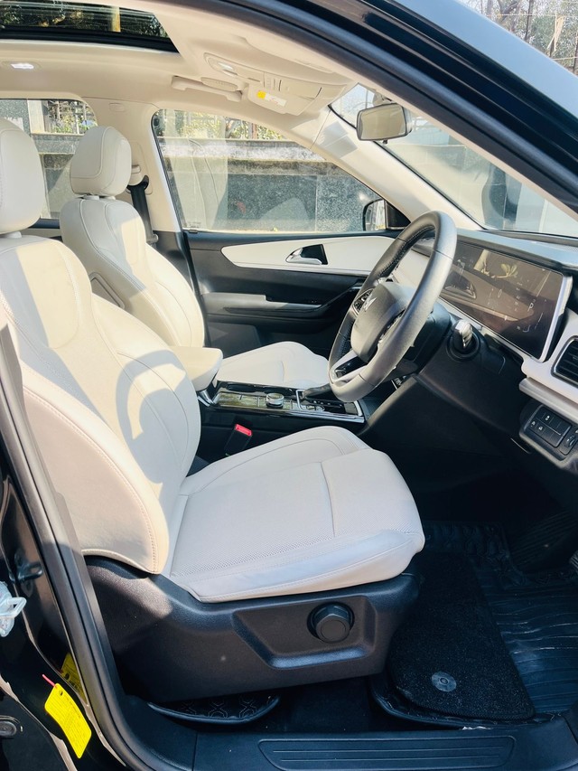 Second-hand 2024 Mahindra XUV700 AX7L Blaze Edition AT for sale in New Delhi-16