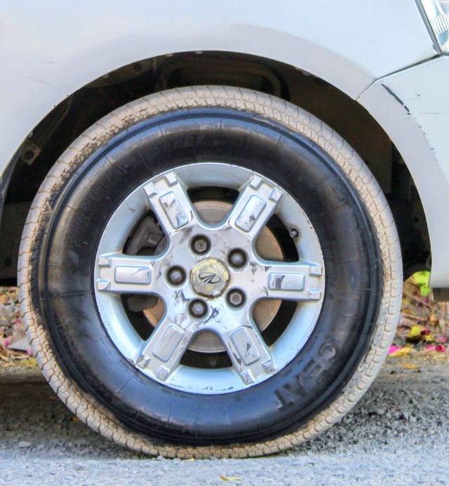 Second-hand 2011 Mahindra Xylo E8 for sale in Ahmedabad-8