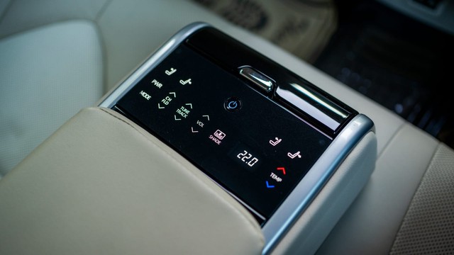 Second-hand 2024 Toyota Camry 2.5 Hybrid for sale in New Delhi-12