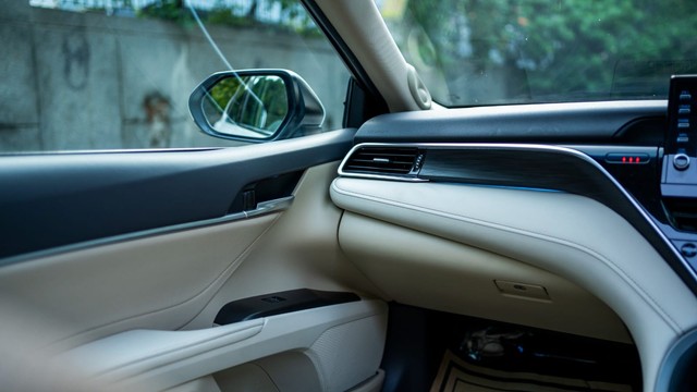 Second-hand 2024 Toyota Camry 2.5 Hybrid for sale in New Delhi-13