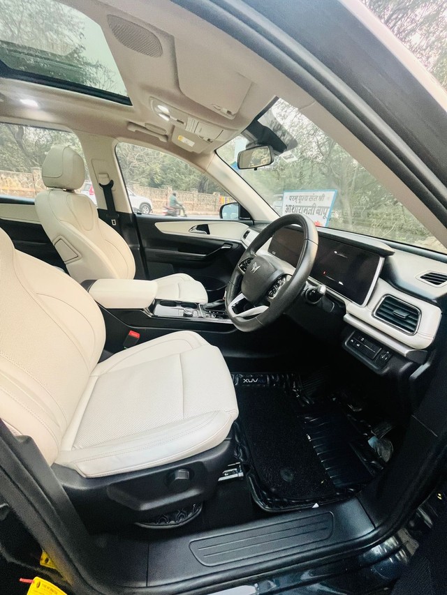 Second-hand 2024 Mahindra XUV700 AX7L 7Str AT for sale in New Delhi-9