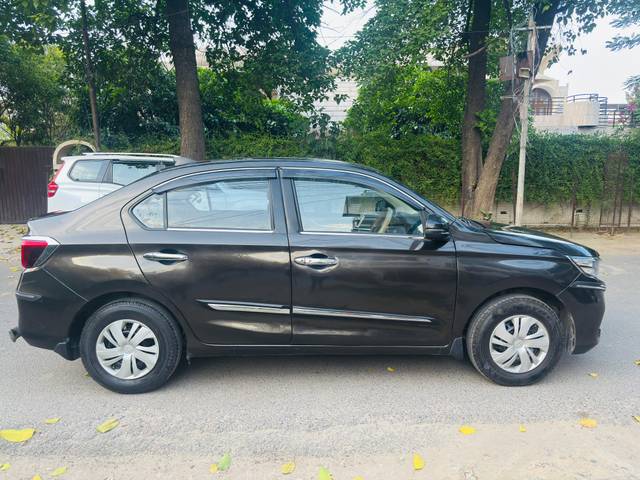 https://images10.gaadi.com/usedcar_image/AP3A.240617.008/original/6298df96-b78d-4bc4-b5b6-668a0db5c076.jpg?imwidth=6401