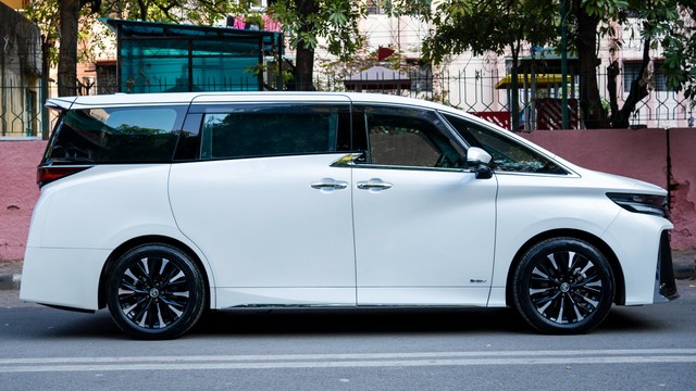 Second-hand 2025 Toyota Vellfire VIP Executive Lounge for sale in New Delhi-1