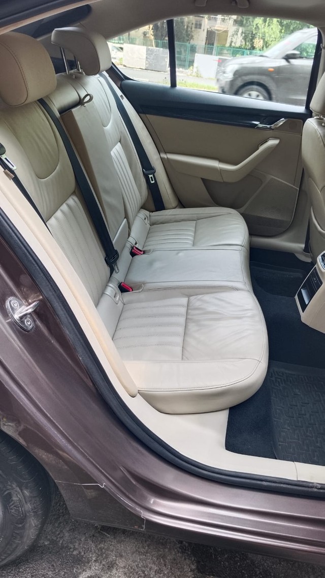 Second-hand 2020 Skoda Octavia 2.0 TDI AT L K for sale in New Delhi-8