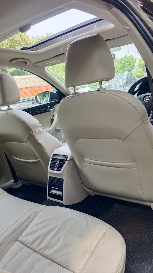 Second-hand 2020 Skoda Octavia 2.0 TDI AT L K for sale in New Delhi-12