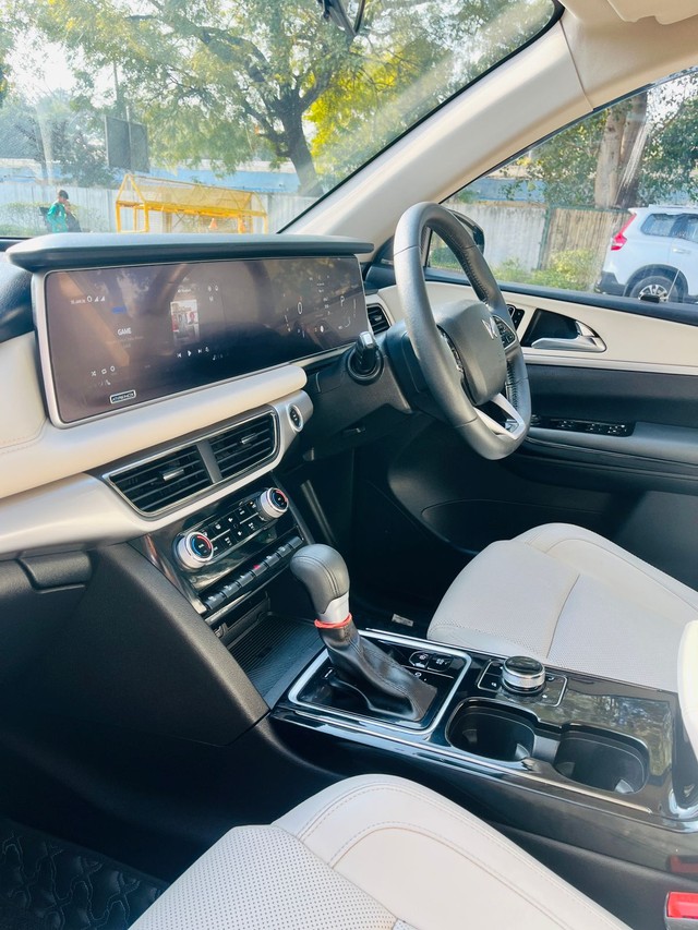 Second-hand 2024 Mahindra XUV700 AX7L Blaze Edition AT for sale in New Delhi-15