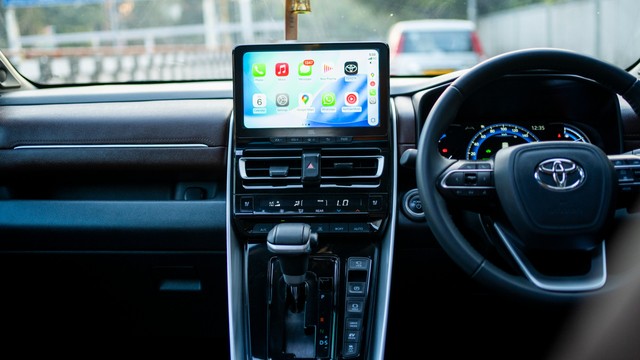 Second-hand 2025 Toyota Innova Hycross ZX Hybrid for sale in New Delhi-11