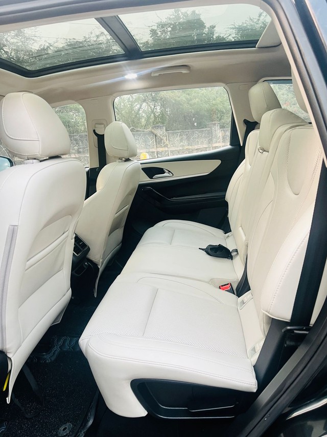 Second-hand 2024 Mahindra XUV700 AX7L 7Str AT for sale in New Delhi-11