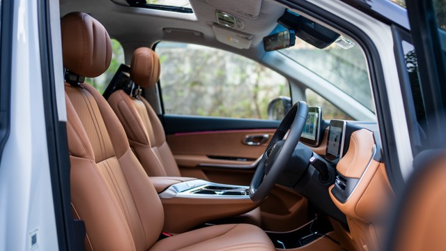 Second-hand 2025 MG M9 Presidential Limo for sale in New Delhi-10