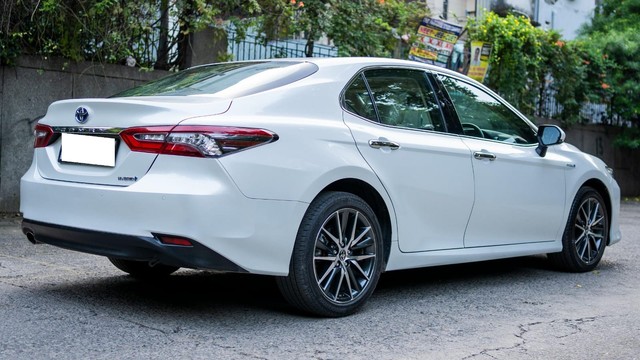 Second-hand 2024 Toyota Camry 2.5 Hybrid for sale in New Delhi-3