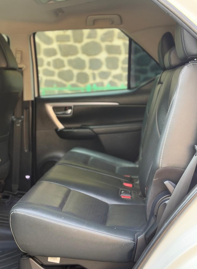 Second-hand 2023 Toyota Fortuner 4X2 Diesel AT for sale in Rajkot-13