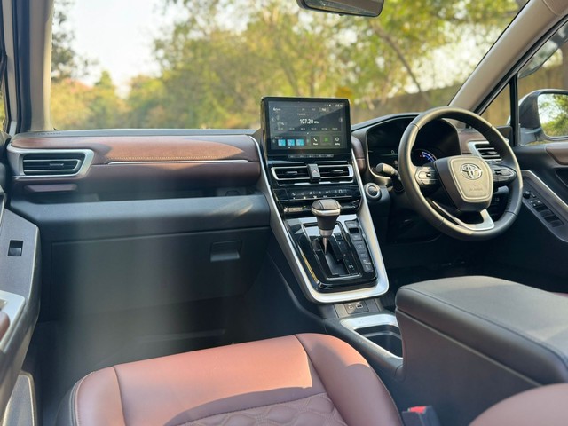 Second-hand 2025 Toyota Innova Hycross VX(O) 7STR Hybrid for sale in New Delhi-16