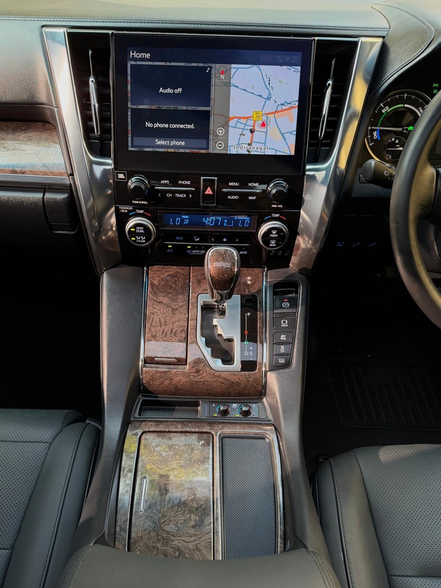 Second-hand 2023 Toyota Vellfire VIP Executive Lounge for sale in Bangalore-9