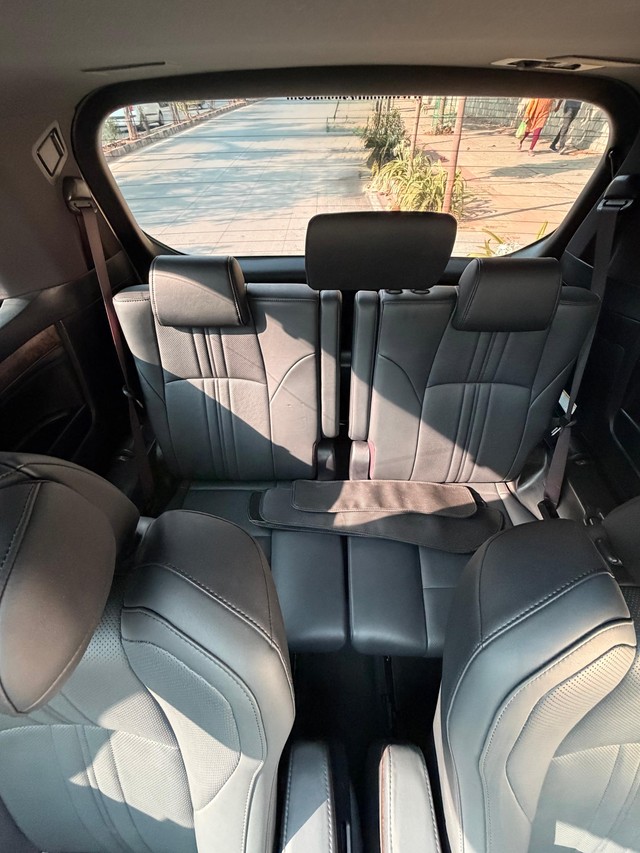 Second-hand 2023 Toyota Vellfire VIP Executive Lounge for sale in Bangalore-12