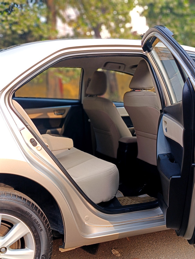 Second-hand 2015 Toyota Corolla Altis G MT for sale in New Delhi-7