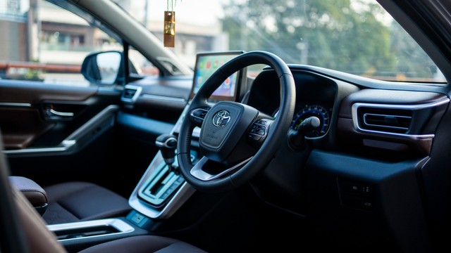 Second-hand 2025 Toyota Innova Hycross ZX Hybrid for sale in New Delhi-3