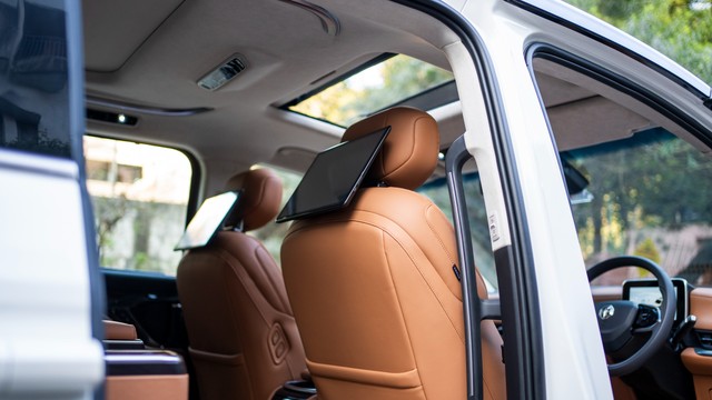 Second-hand 2025 MG M9 Presidential Limo for sale in New Delhi-8