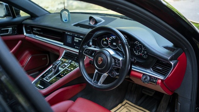 Second-hand 2020 Porsche Panamera 4 for sale in New Delhi-3