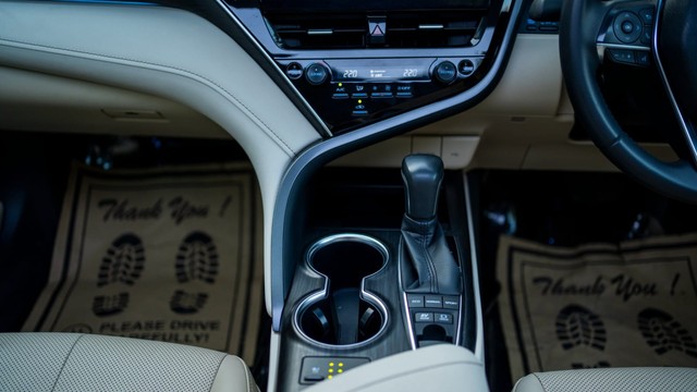 Second-hand 2024 Toyota Camry 2.5 Hybrid for sale in New Delhi-8