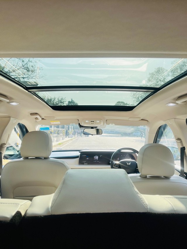 Second-hand 2024 Mahindra XUV700 AX7L Blaze Edition AT for sale in New Delhi-6