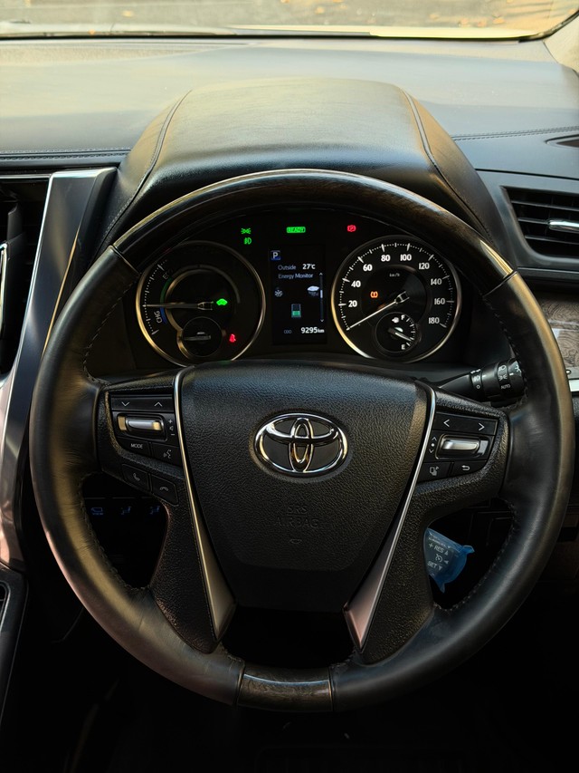 Second-hand 2023 Toyota Vellfire VIP Executive Lounge for sale in Bangalore-8