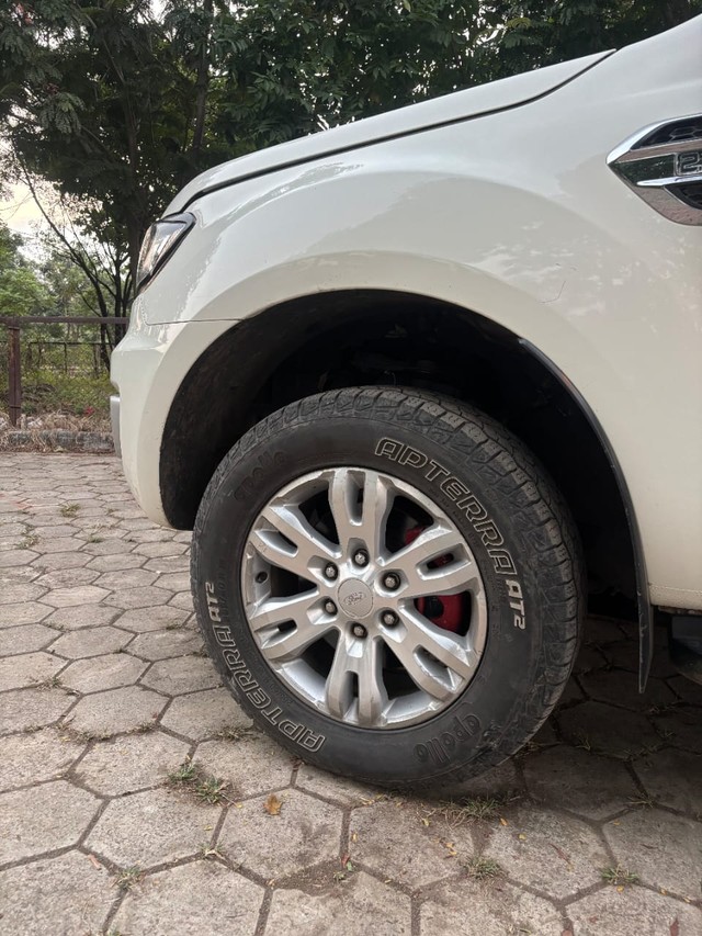 Second-hand 2019 Ford Endeavour Titanium 4X2 for sale in Indore-5