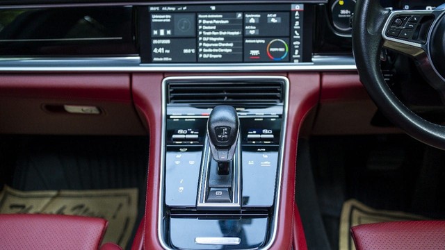 Second-hand 2020 Porsche Panamera 4 for sale in New Delhi-7