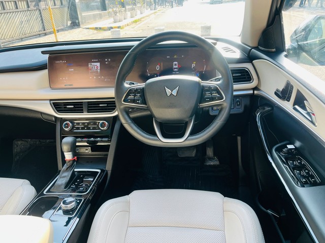 Second-hand 2024 Mahindra XUV700 AX7L Blaze Edition AT for sale in New Delhi-17