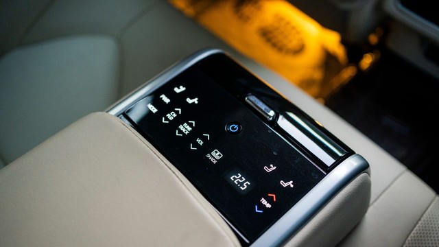 Second-hand 2024 Toyota Camry 2.5 Hybrid for sale in New Delhi-10