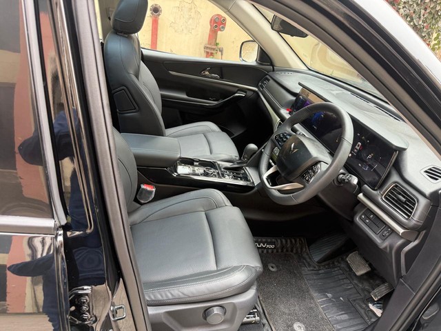 Second-hand 2025 Mahindra XUV700 AX7L Ebony Edition 7Str AT for sale in New Delhi-6