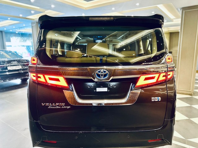 Second-hand 2021 Toyota Vellfire Executive Lounge BSVI for sale in New Delhi-1