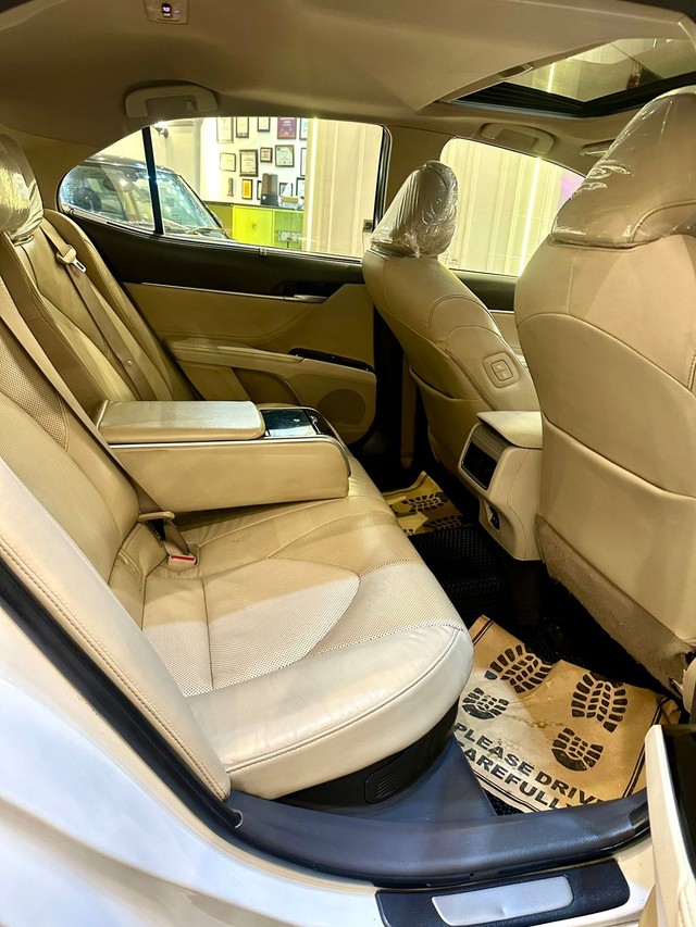 Second-hand 2021 Toyota Camry Hybrid 2.5 for sale in New Delhi-4