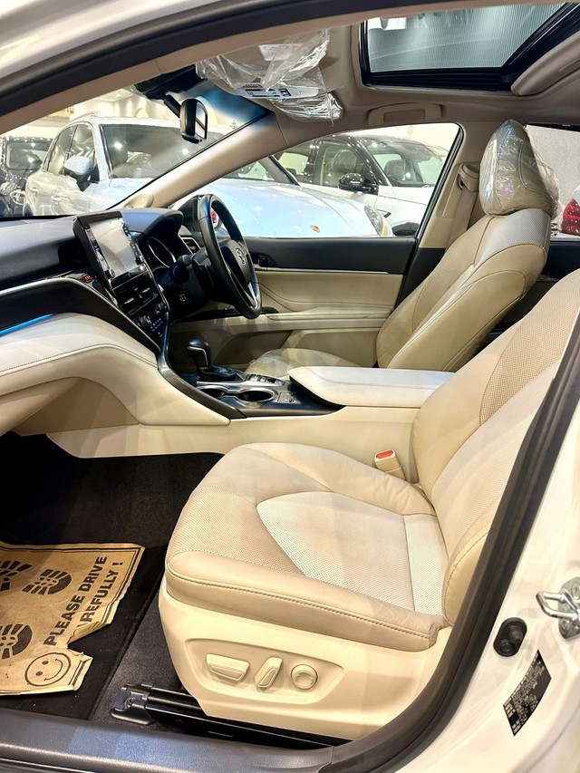 Second-hand 2021 Toyota Camry Hybrid 2.5 for sale in New Delhi-19