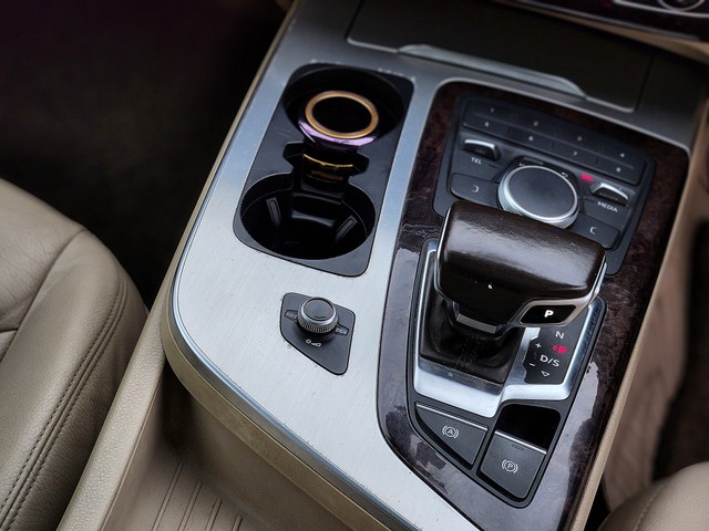 Second-hand 2017 Audi Q7 45 TDI Quattro Premium Plus for sale in New Delhi-23