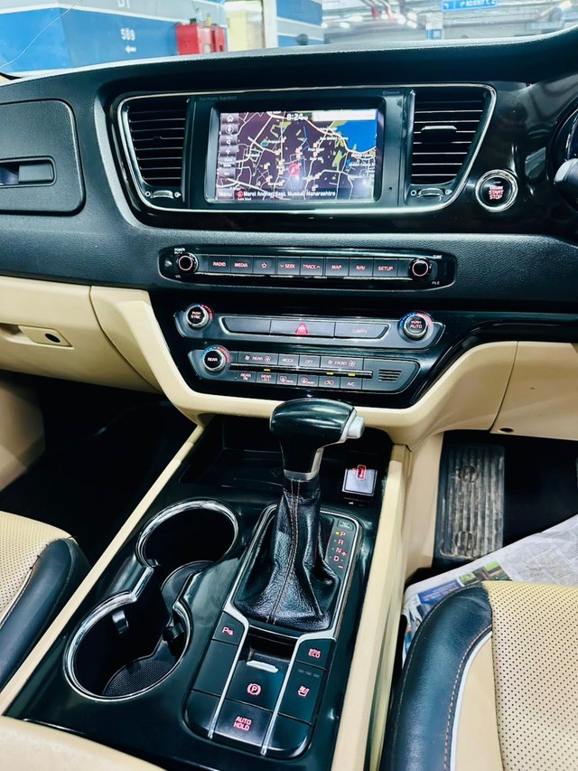 Second-hand 2020 Kia Carnival Limousine for sale in Mumbai-3