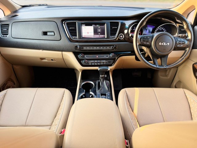 Second-hand 2023 Kia Carnival Limousine Plus for sale in Surat-6
