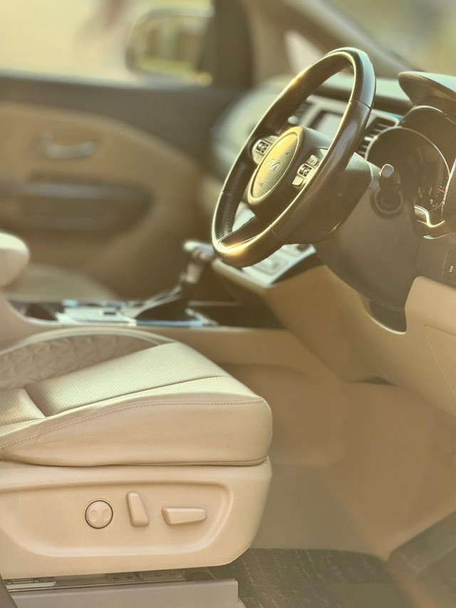 Second-hand 2023 Kia Carnival Limousine Plus for sale in Surat-12
