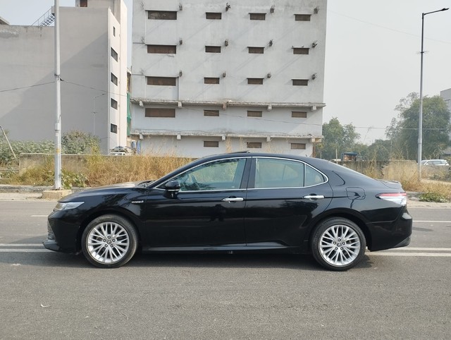 Second-hand 2021 Toyota Camry Hybrid 2.5 for sale in New Delhi-3