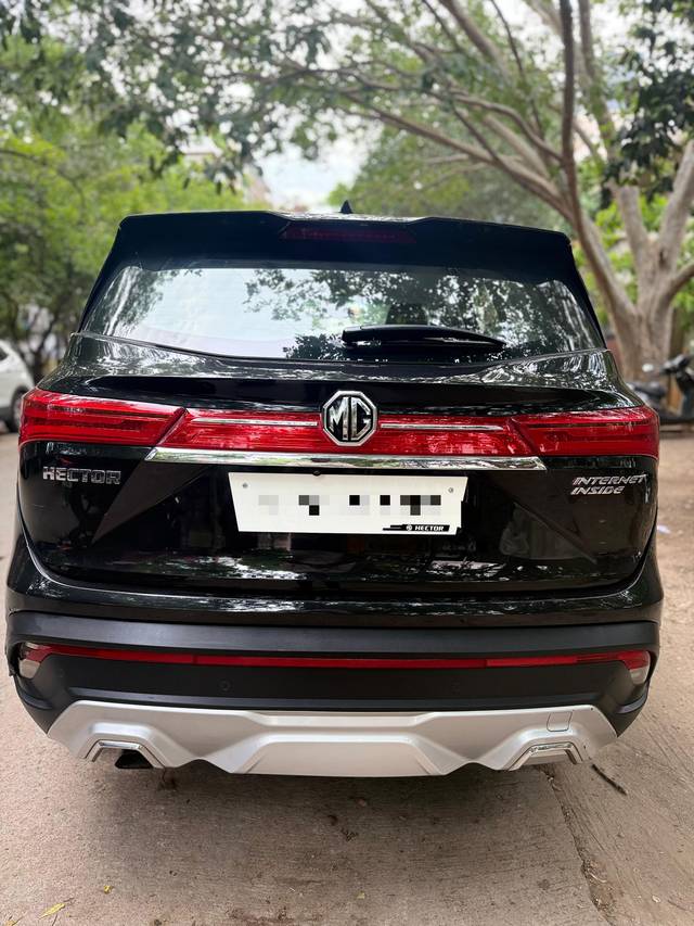 https://images10.gaadi.com/usedcar_image/AP3A.240905.015.A2/original/22099e30-a561-45f1-86a5-97e674bb8a99.jpg?imwidth=6402