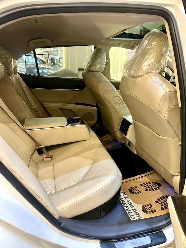 Second-hand 2021 Toyota Camry Hybrid 2.5 for sale in New Delhi-20