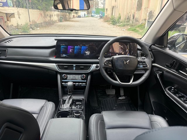 Second-hand 2025 Mahindra XUV700 AX7L Ebony Edition 7Str AT for sale in New Delhi-19