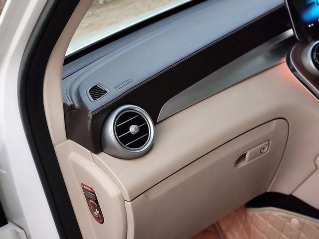 Second-hand 2020 Mercedes-Benz GLC 200 for sale in New Delhi-27