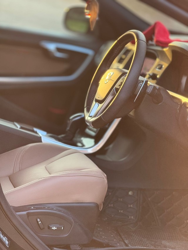 Second-hand 2017 Volvo S60 Cross Country D4 AWD BSIV for sale in Surat-13