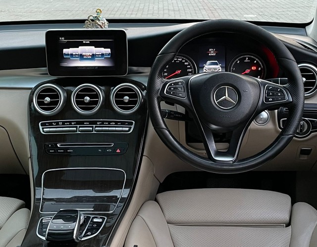 Second-hand 2018 Mercedes-Benz GLC 220d 4MATIC Sport for sale in New Delhi-8