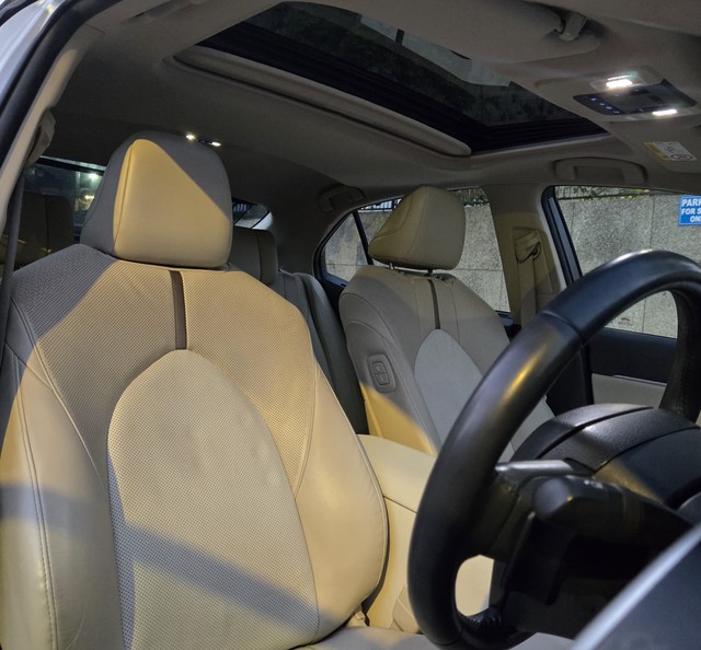 Second-hand 2020 Toyota Camry Hybrid 2.5 for sale in New Delhi-9