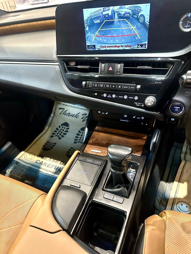 Second-hand 2022 Lexus ES 300h Exquisite for sale in New Delhi-14