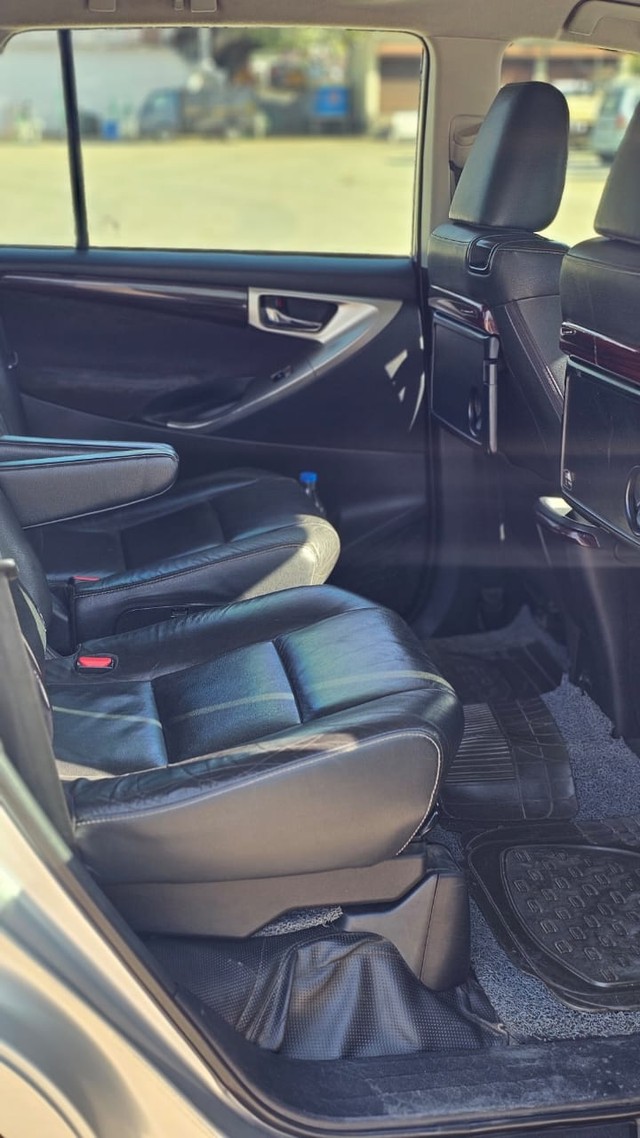 Second-hand 2017 Toyota Innova Crysta 2.4 G MT BSIV for sale in Nagpur-12