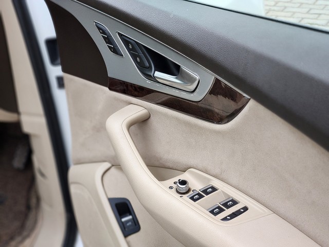 Second-hand 2017 Audi Q7 45 TDI Quattro Premium Plus for sale in New Delhi-24