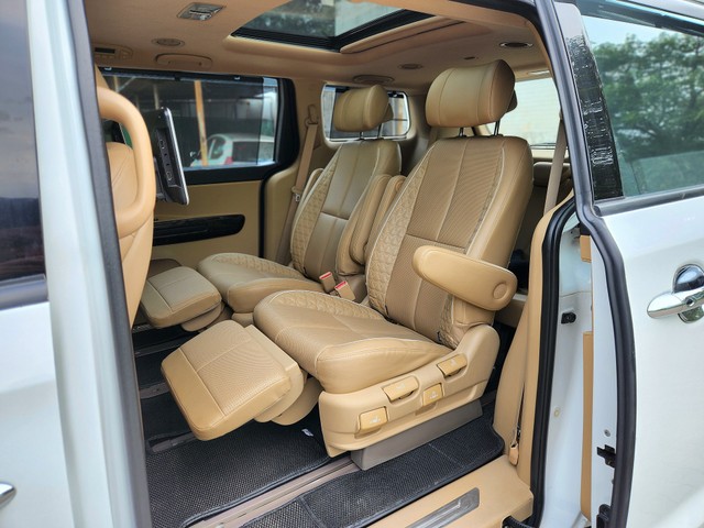 Second-hand 2022 Kia Carnival Limousine Plus for sale in New Delhi-12