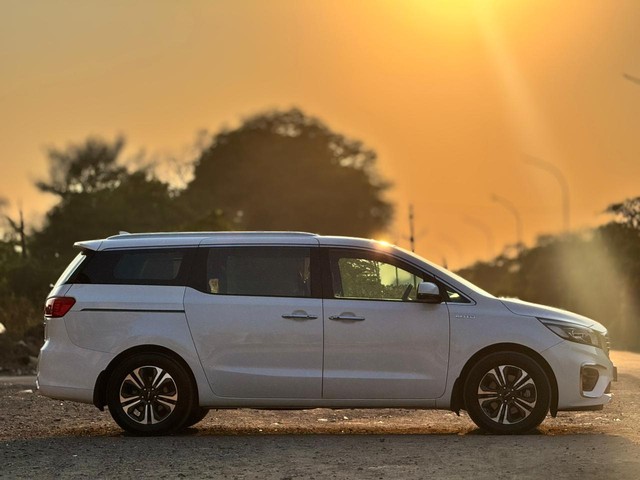 Second-hand 2023 Kia Carnival Limousine Plus for sale in Surat-1